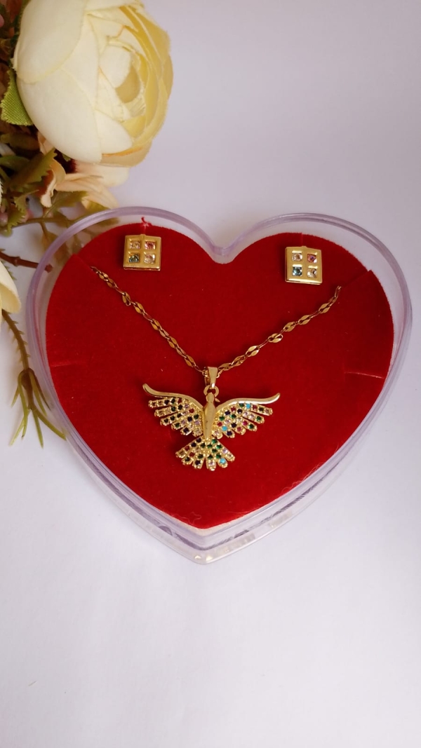 Conjunto Pomba do Espírito Santo cravejada em Zirconias.