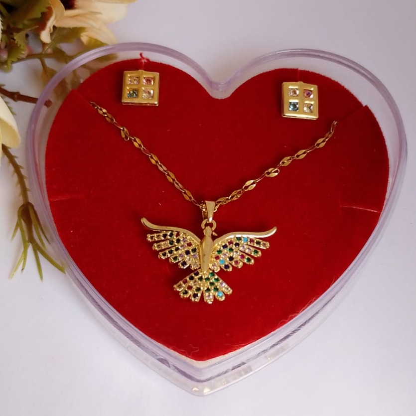 Conjunto Pomba do Espírito Santo cravejada em Zirconias.