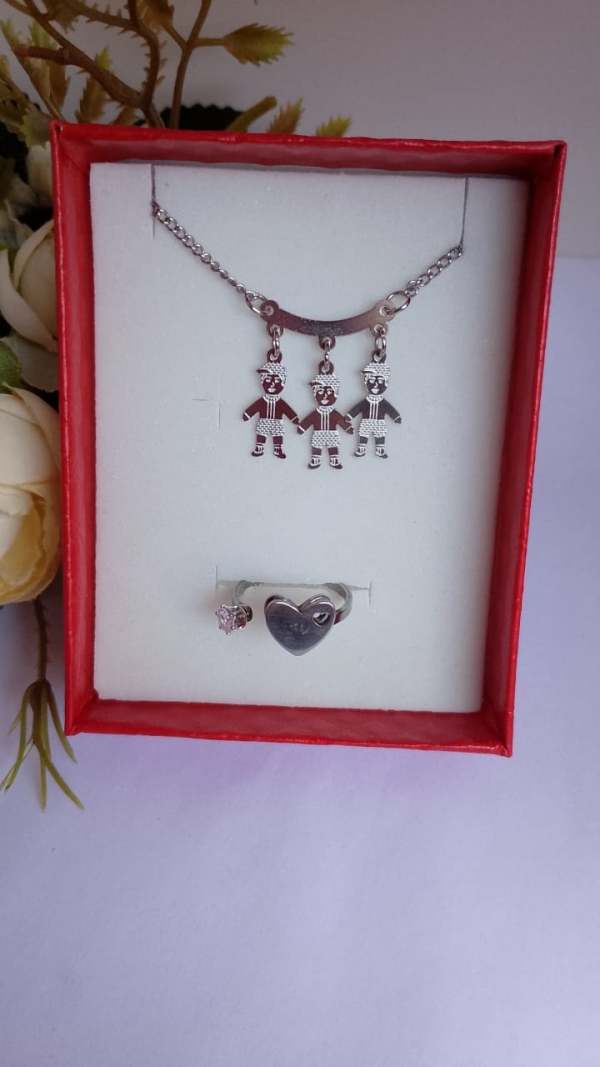 Conjunto 3 meninos e anel coração.
