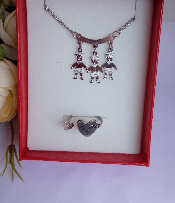 Conjunto 3 meninos e anel coração.