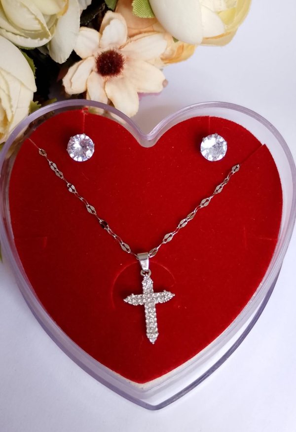 Conjunto cruz cravejada.