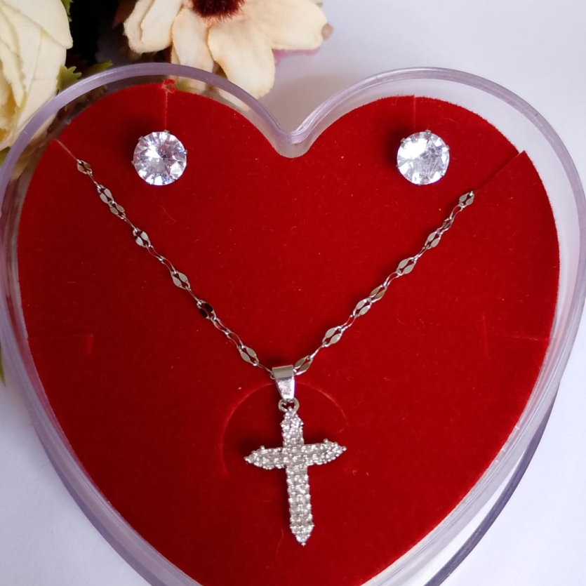 Conjunto cruz cravejada.