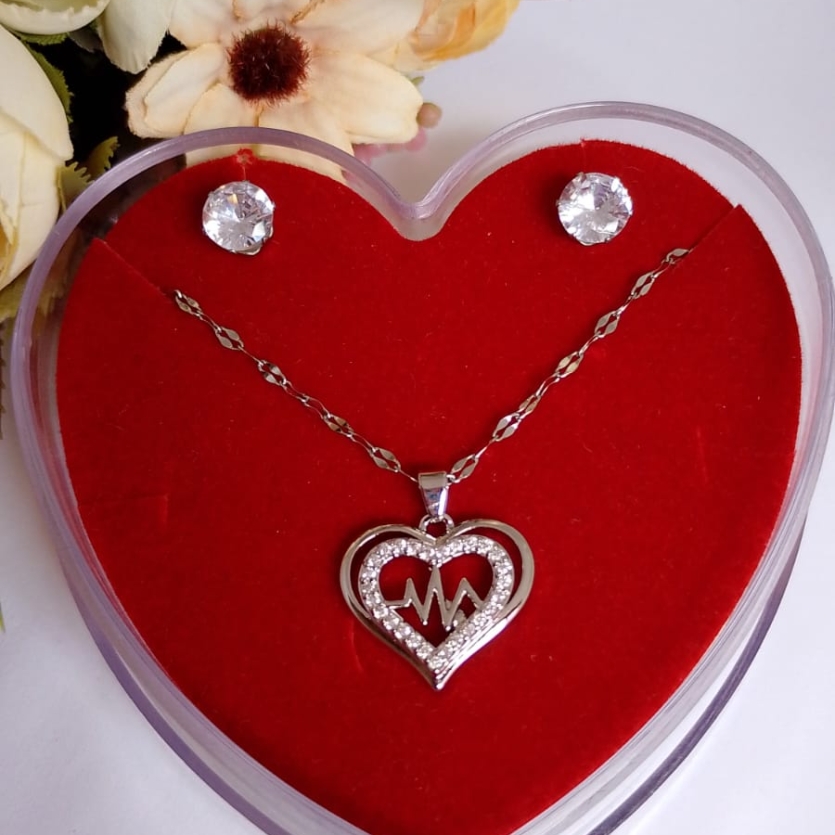 Conjunto coração com batimentos cardíacos.