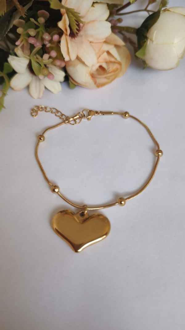 Pulseira com pequenas esferas e pingente de coração