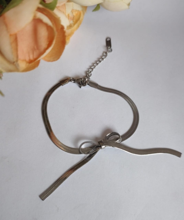 Pulseira fita com lacinho.