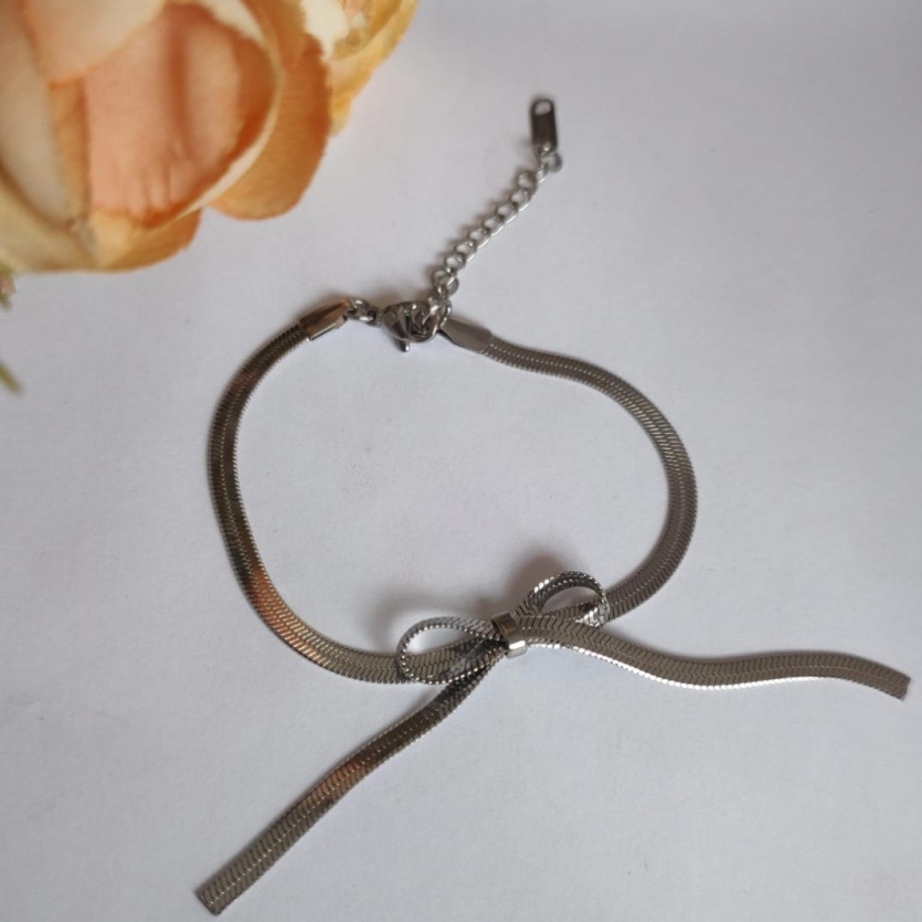Pulseira fita com lacinho.