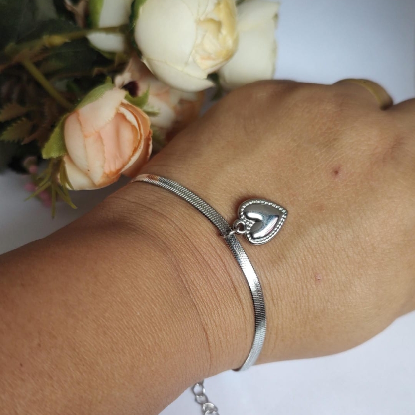 Pulseira fita, pingente coração.