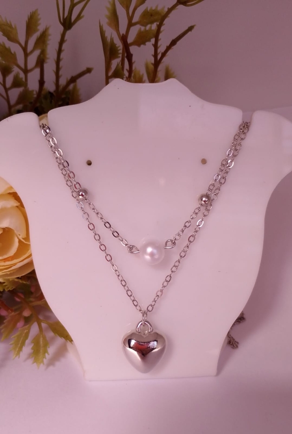Gargantilha dupla, choker pérolas e coração.