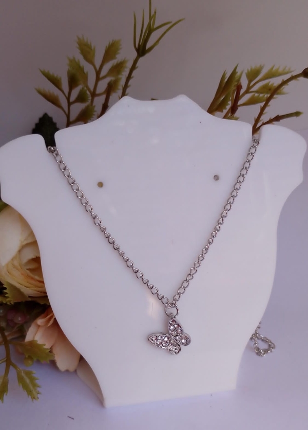 gargantilha pingente de borboleta pequeno com strass