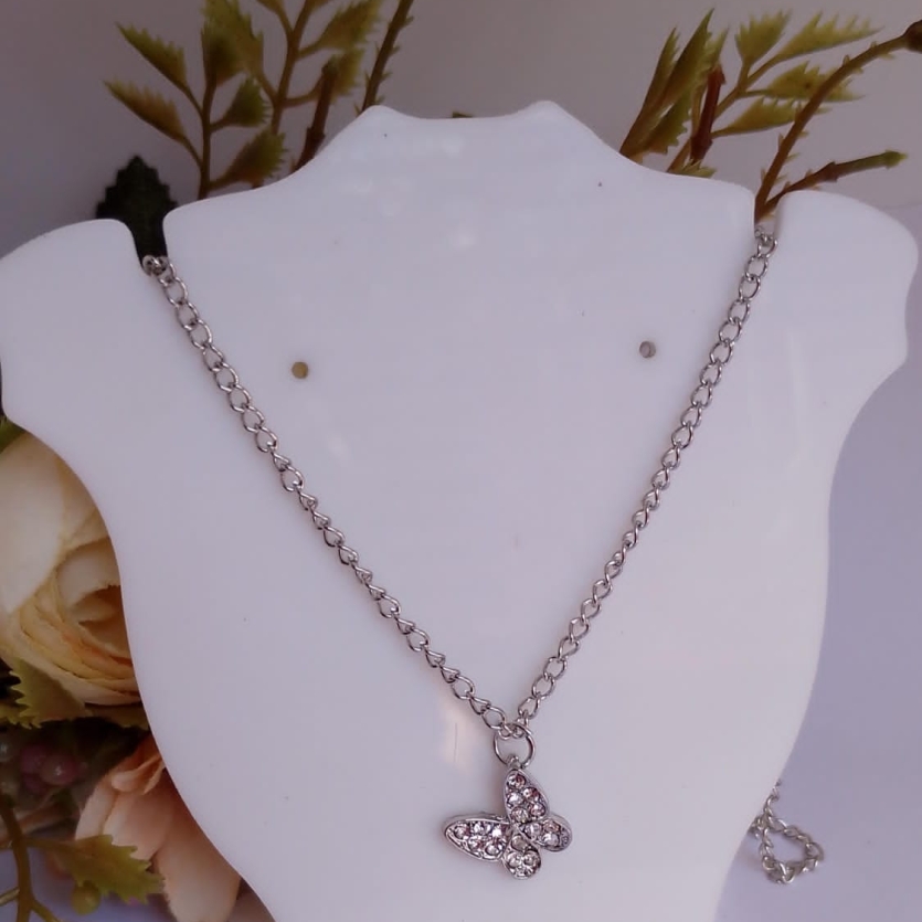 gargantilha pingente de borboleta pequeno com strass
