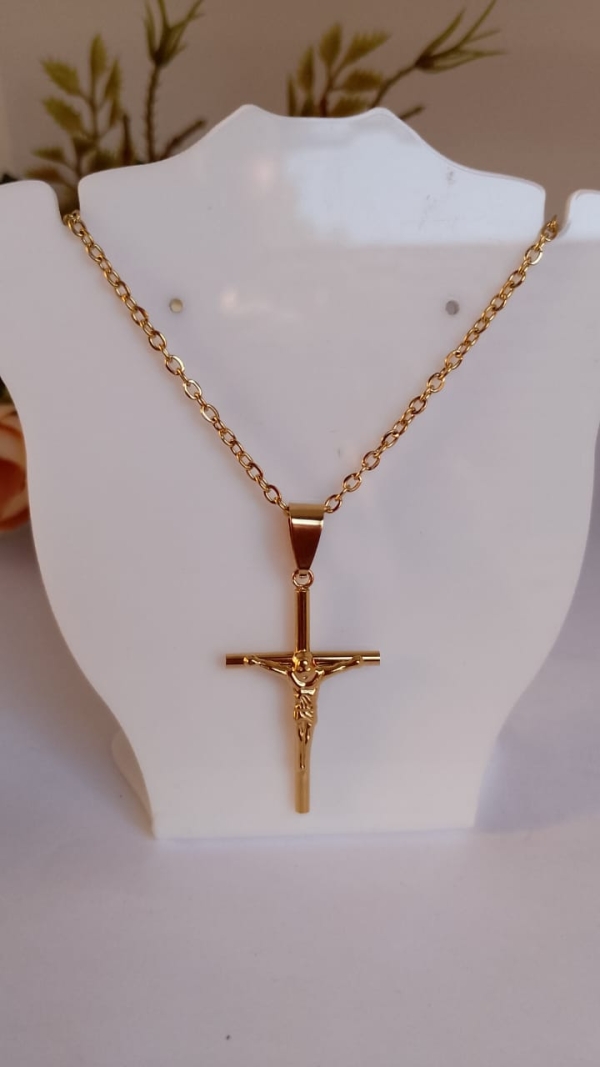 Corrente com crucifixo ele fino cadeado.