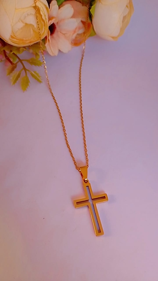 Corrente em Aço Inoxidável Banhada a Ouro 18k com crucifixo vazado. - Image 2