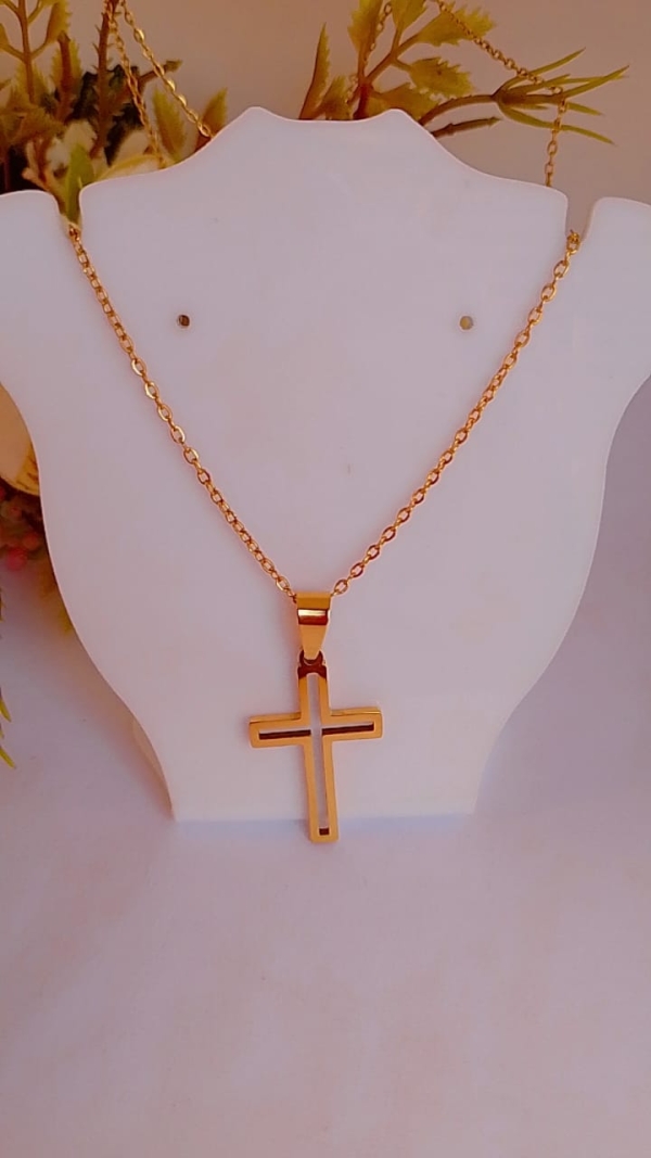 Corrente em Aço Inoxidável Banhada a Ouro 18k com crucifixo vazado.