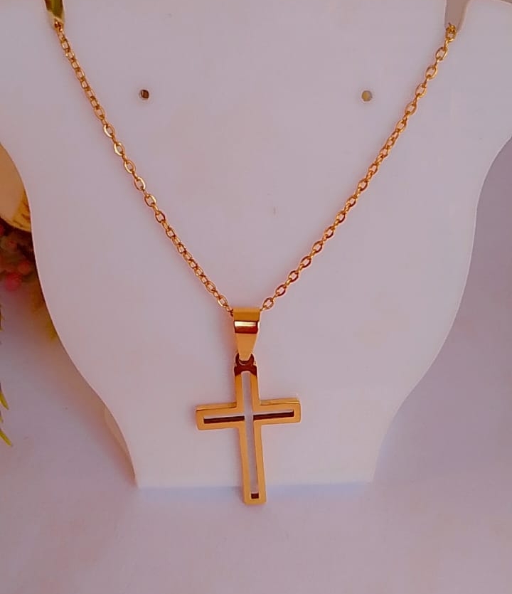 Corrente em Aço Inoxidável Banhada a Ouro 18k com crucifixo vazado.